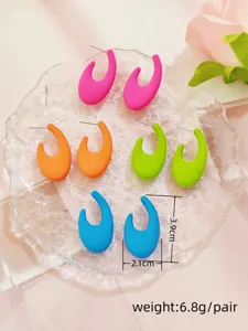 Bunte C-förmige Ohrringe Detailansicht, stilvolle minimalistische Ohrstecker für den Sommer.