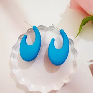 Bonbonfarbene Halbrunde C-Förmige Ohrstecker Detailansicht Süßer Minimalistischer Schmuck