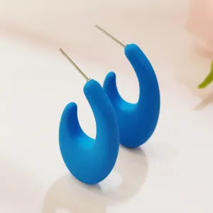 Helle blaue bonbonfarbene minimalistische halbrunde C-Ohrstecker fuer den suessen Sommeralltag.