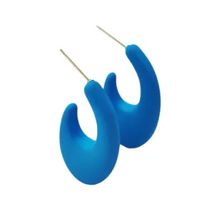 Lebendige bonbonblaue C-förmige Creolen mit mattem Finish, trendiger minimalistischer Schmuck.