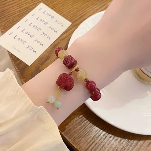 Détail de bracelet éléphant cinabre style chinois, bijoux de perles porte-bonheur rétro.
