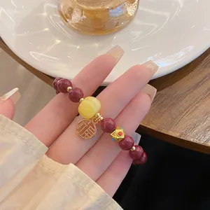 Vue détaillée du bracelet de perles de cinabre de style chinois rétro avec pendentif.