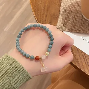 Détail exquis du bracelet en pierre de jade birman de 6mm, style ethnique chinois vintage chic.