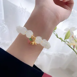 Elegante bracciale con perline di loto in vetro e ciondolo a fragola dolce per uso quotidiano.