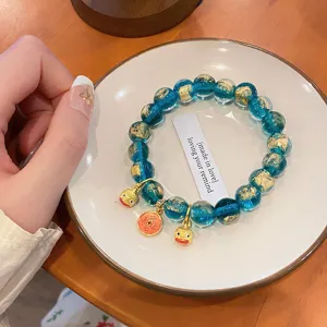 Bracciale di perle di vetro blu con foglia d'oro e ciondoli per lo stile quotidiano delle donne.