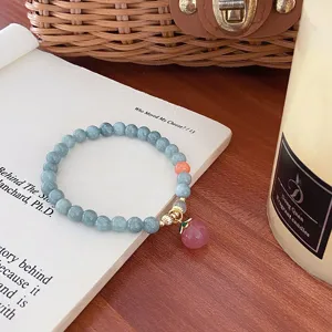Bracelet de perles en jade exquis avec un charmant pendentif rose et des accessoires délicats.