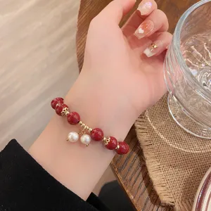 Bracelet de perles de cinabre rouge avec pendentifs en perles style chinois détail