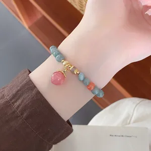 Bracelet de perles en jade rétro avec pendentif rose et accessoires en métal doré.