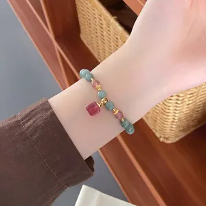 Sublime détail de bracelet en pierre de jade de 6mm avec des perles élégantes.