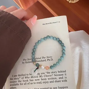 Bracelet de perles en pierre de jade de style rétro chinois avec pendentif boucle.