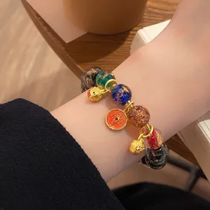 Bracciale in perline smaltate in foglia d'oro in stile cinese vintage con dettaglio charm mini bestia.