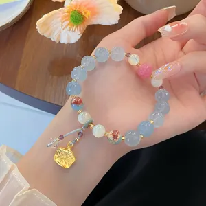 Vue détaillée du bracelet de lotus en cristal sculpté de style chinois avec feuille dorée.