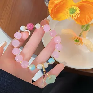 Gros plan détaillé du bracelet de perles de lotus en cristal rose avec de superbes perles sculptées.