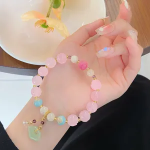 Gros plan détaillé d'un charmant bracelet en cristal rose de style chinois avec pendentif lotus.