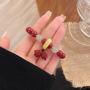 Bracelet de perles de cinabre rouge 8mm de style chinois avec boucle de sécurité et pendentif.