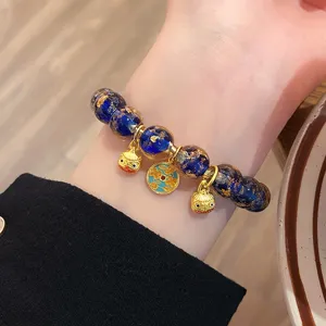 Squisito bracciale di perle in vetro con foglia d'oro e ciondoli Pixiu vista dettagliata.