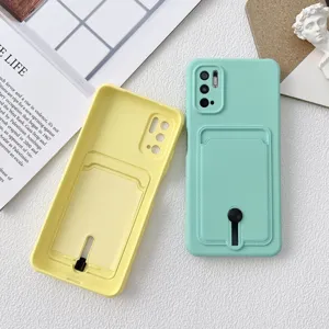Vue détaillée de coques de téléphone en silicone coloré avec fente pour carte et support.