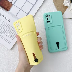 Coque de téléphone en silicone avec fente pour carte et support, vue détaillée.