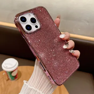 Primo piano dettagliato della custodia per telefono con strass rosa brillanti in scena.