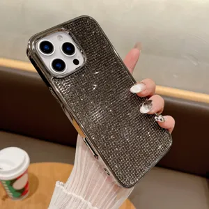 Vista dettagliata della custodia per telefono di lusso in strass scintillanti con ritagli precisi.