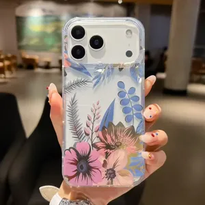 Dettaglio cover per telefono trasparente con stampa floreale, che mostra motivo botanico e protezione.