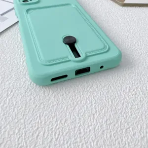Coque de téléphone en silicone vert menthe avec fente pour carte et support anneau noir.
