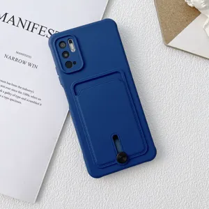 Coque de téléphone en silicone bleue avec fente pour carte et support arrière.