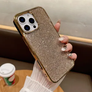 Primo piano dettagliato della custodia per telefono di lusso con strass brillanti e bordo dorato.