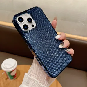 Scopri i dettagli esclusivi di questa cover protettiva blu brillante decorata con strass.