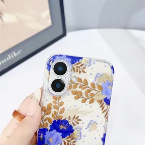 Dettaglio della custodia trasparente per telefono con motivo floreale blu e foglie.