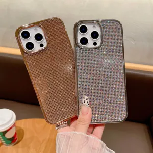Vista dettagliata della custodia per telefono in strass scintillante, design elegante.