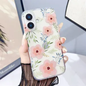 Dettaglio della custodia per telefono floreale trasparente con delicati fiori rosa.