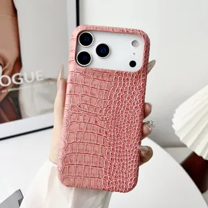 Vista detallada de la lujosa funda de teléfono rosa con motivo de cocodrilo y gran marco.