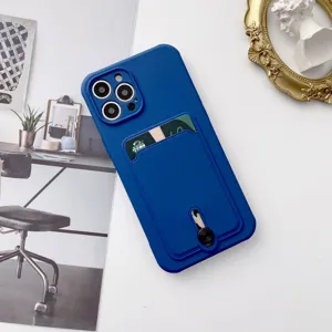 Coque de téléphone iPhone bleue avec porte-cartes et sangle, protection élégante et pratique.