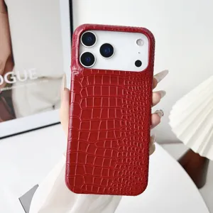Primer plano detalle de la funda de teléfono de cuero con textura de cocodrilo roja y cámara.