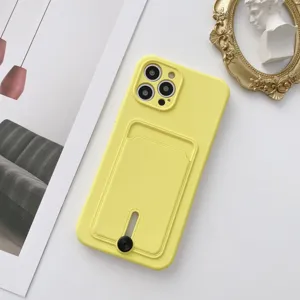 Détail étui de téléphone en silicone jaune, porte-cartes et support coulissant, fond blanc.