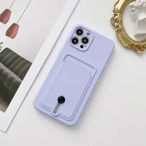 Détail de la coque de téléphone en silicone lavande avec porte-cartes et anneau sur fond blanc.