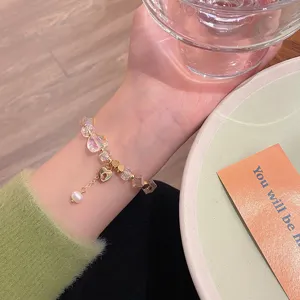 Bracelet cœur en cristal avec pendentif perle, design élégant et frais pour les femmes.