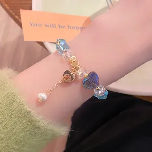 Vue détaillée de bracelet cœur en cristal bleu, bijou de poignet style doux et charmant.