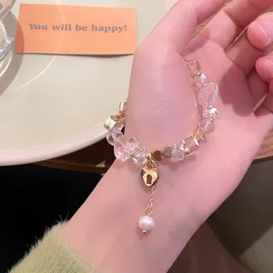 Vue détaillée du bracelet en cristal étincelant avec cadenas en cœur et pendentif perle.