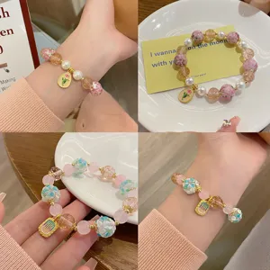 Vue détaillée du bracelet de perles fleuries émaillées douces, design féerique et élégant.
