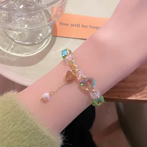 Gros plan détaillé du bracelet de perles en cristal scintillant avec cadenas et perle.