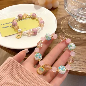 Vue détaillée du bracelet de perles de fleurs en verre style fée, bijou de niche délicat.