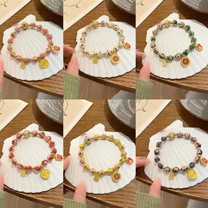 Ensemble de bracelet en perles cloisonné de style chinois avec pendentifs dorés.