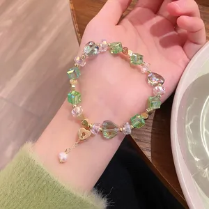 Vue détaillée du bracelet cœur en cristal doux, avec des perles vertes et un joli fermoir.