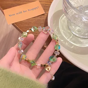 Détail de bracelet en perles de cristal avec cœur étincelant et joli pendentif cadenas