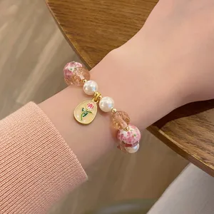 Bracelet de perles en verre exquis avec pendentif tulipe doux et perles pour femmes detail.