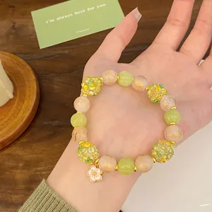 Bracelet de perles en verre glacé doux avec des perles de fleurs vertes et roses, féerique.