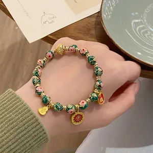 Bracelet de perles en email cloisonne de style chinois avec des pendentifs metalliques.