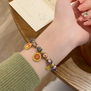 Bracelet de perles en email cloisonne de style chinois avec amulettes et grigris.